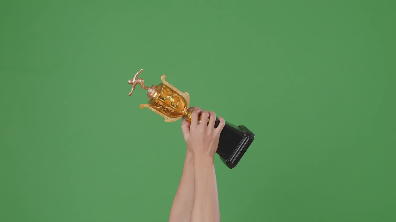 황금 트로피 를 들고 있는 손 들