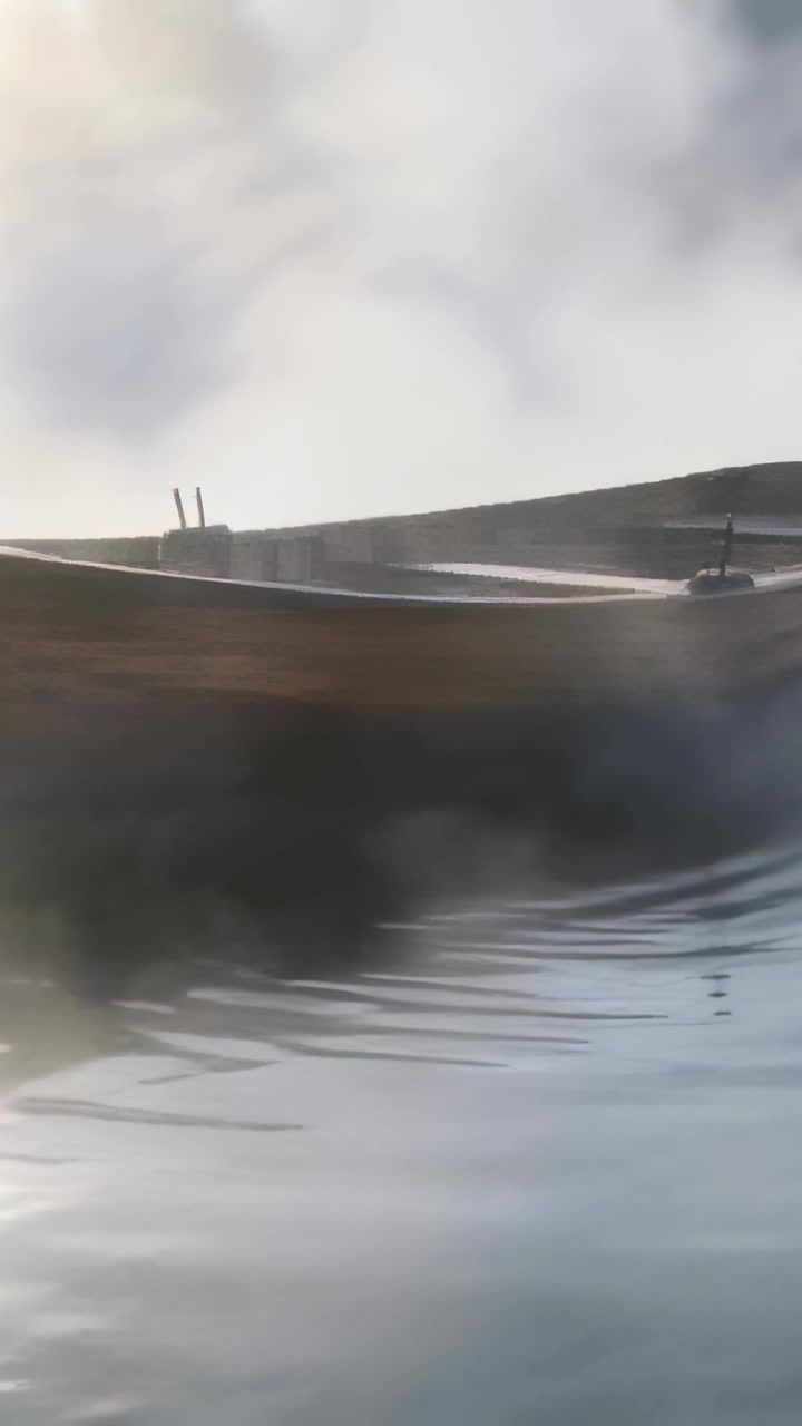 Video verticale: Barca a remi di legno galleggiante ondeggia su un lago nebbioso, la nebbia si dirada rivelando una bitta.