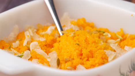 un gran plato blanco lleno de sabroso arroz jollof servido ,