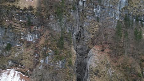 Klöntalersee-Schweiz-Glarus-Steigenden-Blick-Auf-Die-Felsigen-Klippen