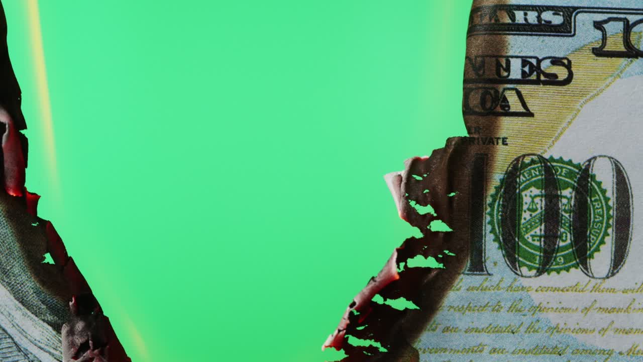 크로마 키 배경에 불타는 미국 백 달러 지폐: 현금 클로즈업에서 불의 불꽃: 금융 위기와 우울한 경제: 종이 돈 손실 개념