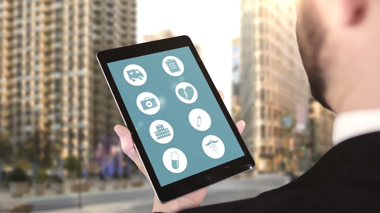 디지털 태블릿을 사용하는 남자