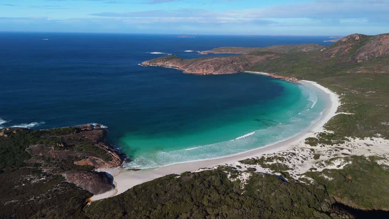 Slow pan around white sand beach in Esperance, Western Australia