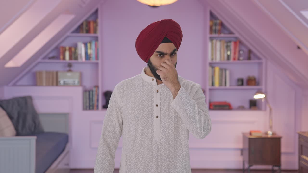 Uomo indiano Sikh disgustato e frustrato da un cattivo odore