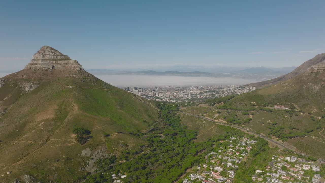 hacia adelante vuelan por encima del paisaje. cabeza de león montaña con cumbre rocosa que se eleva por encima de la ciudad. ciudad del cabo, sudáfrica