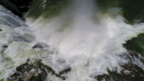 Eine-4K-Drohnenaufnahme-Von-Shoshone-Falls,-Einem-Tosenden-Wasserfall,-Der-Oft-Regenbögen-Reflektiert,-Am-Snake-River-Gelegen,-Nur-3-Meilen-Von-Perrine-Bridge-Und-Twin-Falls-Entfernt,-Idaho