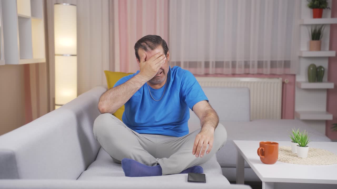 Uomo con problemi psicologici solo a casa