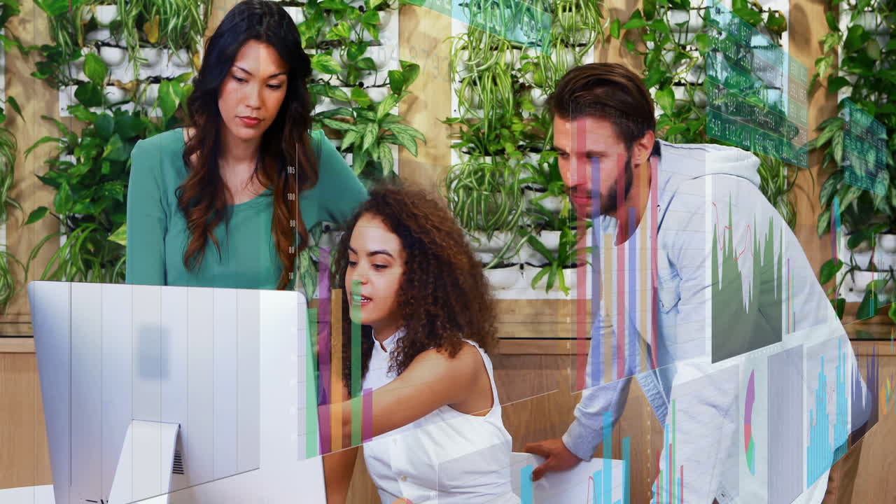 Un team eterogeneo in ufficio analizza grafici di dati al computer con animazione.