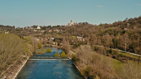 Drohnenschuss-über-Dem-Fluss-Valeggio-Sul-Mincio,-Mantua,-Italien