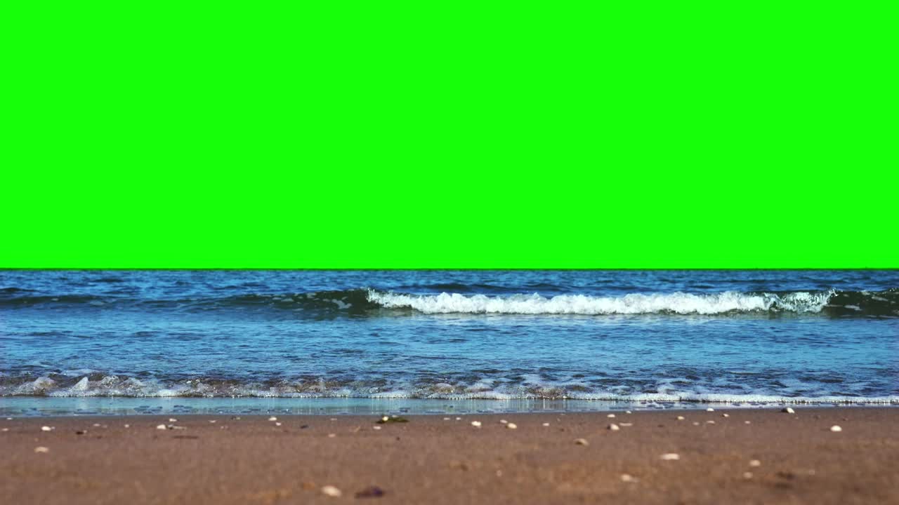 olas marinas espumosas de color blanco y azul rodando en la playa