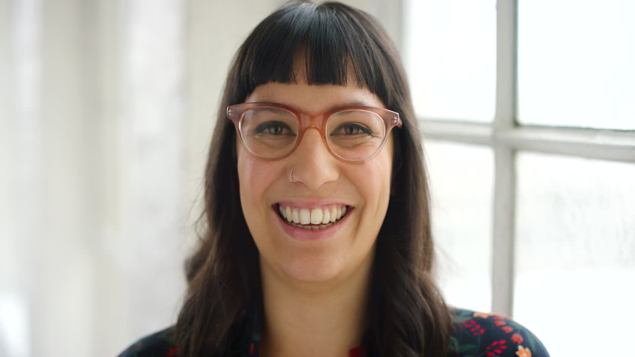Mujer sonriente con gafas