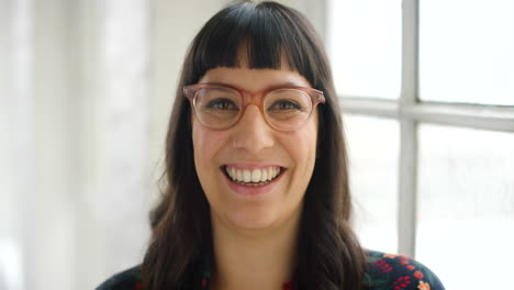 mujer sonriente con gafas