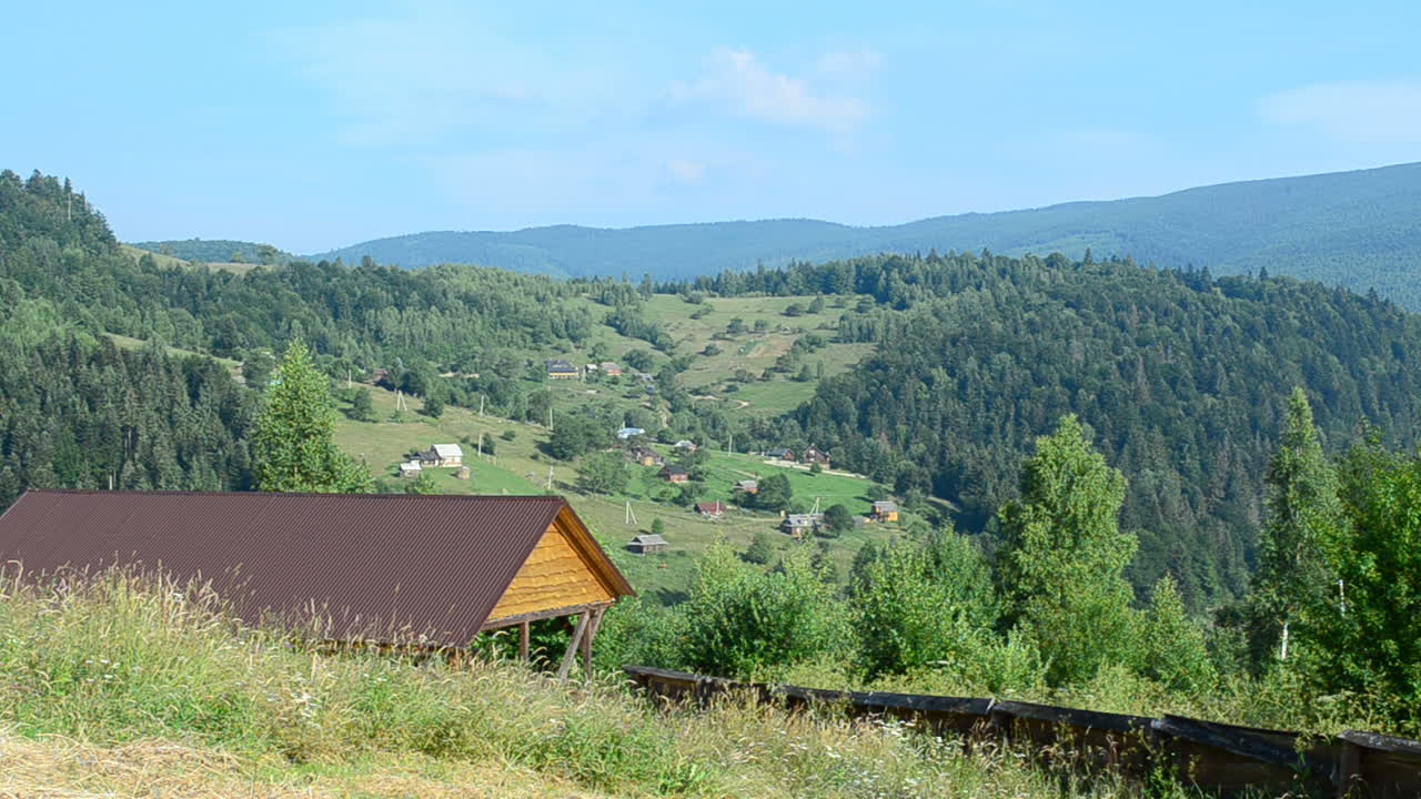 Tournage en été. Le village dans les montagnes.