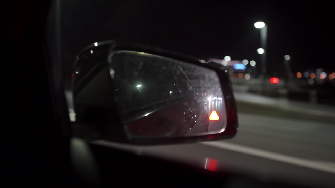 conducción nocturna en la autopista