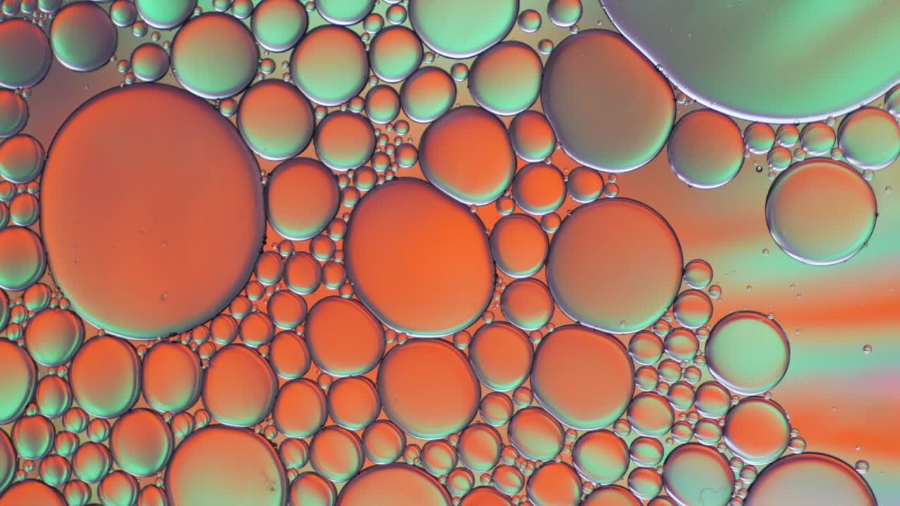 물 위에 떠다니는 기름방울의 다채로운 예술적. 추상적인 거품 배경