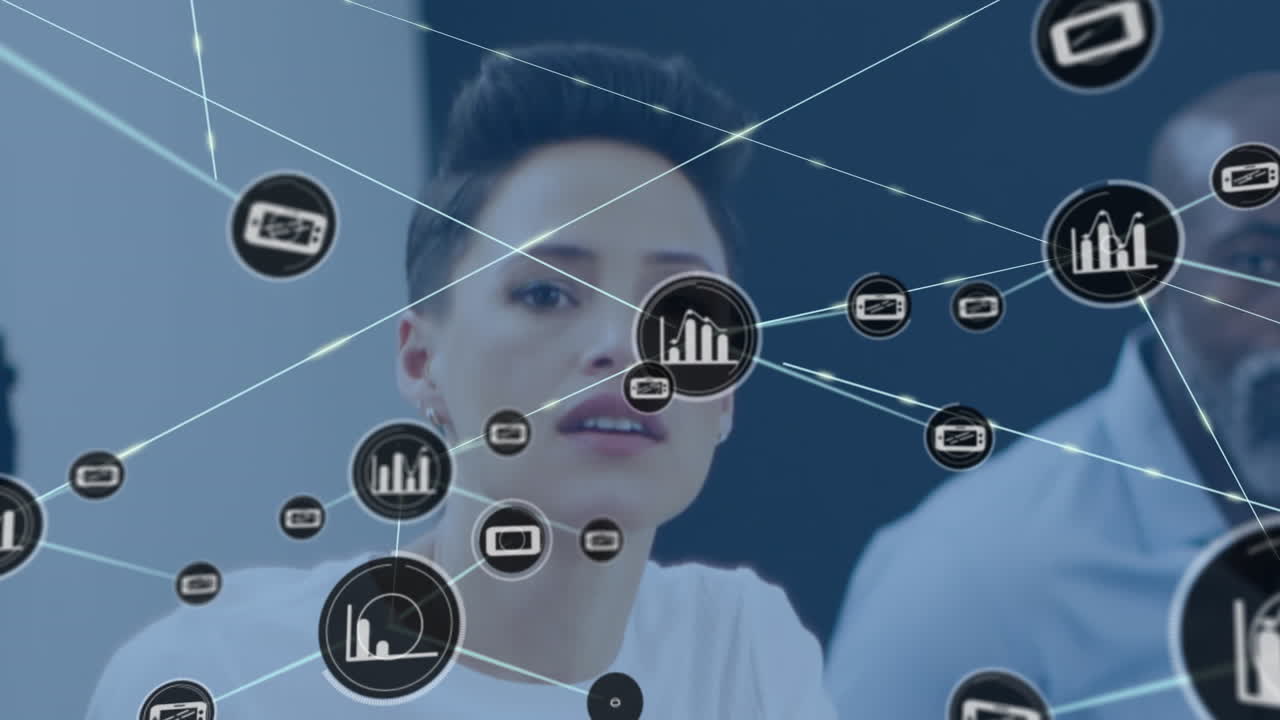 animación de la red de iconos digitales contra la mujer biracial en la oficina.