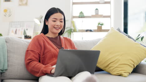 Correo-Electrónico,-Mecanografía-Y-Mujer-Con-Una-Computadora-Portátil-En-El-Sofá