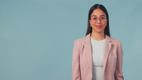 Cara,-Sonrisa-Y-Mujer-De-Negocios-Con-La-Mano-Apuntando