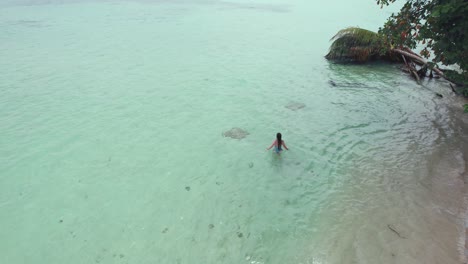 Una-Chica-En-Bikini-Camina-Por-La-Playa-De-Cayo-Zapatilla-En-Bocas-Del-Toro,-Panamá