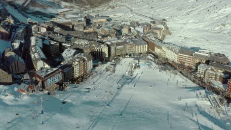 Hoteles-De-Estación-De-Esquí-Y-Alojamiento-En-Temporada-De-Esquí-De-Invierno,-Vista-Aérea