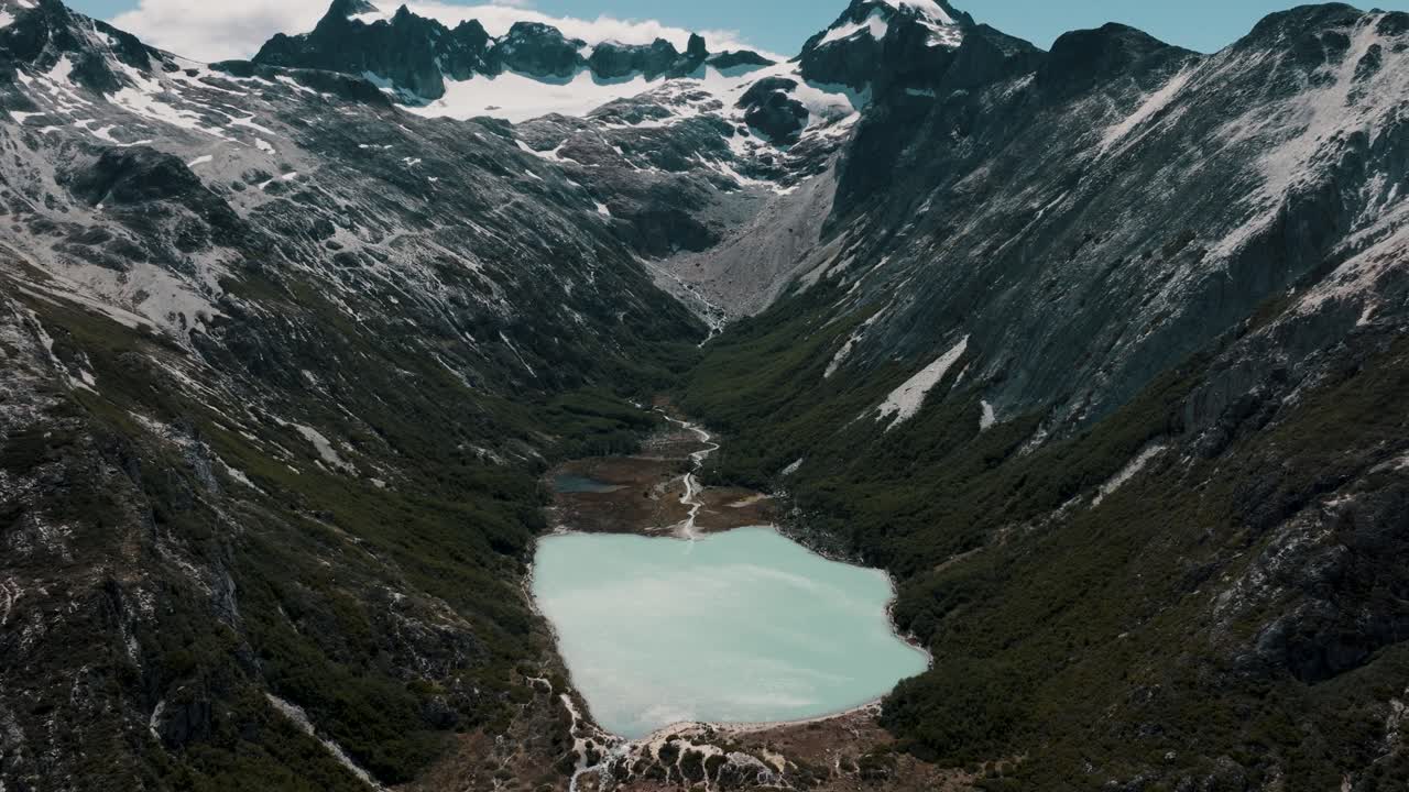 laguna esmeralda en ushuaia, argentina - tomada desde un avión no tripulado