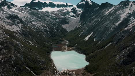 Laguna-Esmeralda-En-Ushuaia,-Argentina---Toma-Aérea-Con-Drones