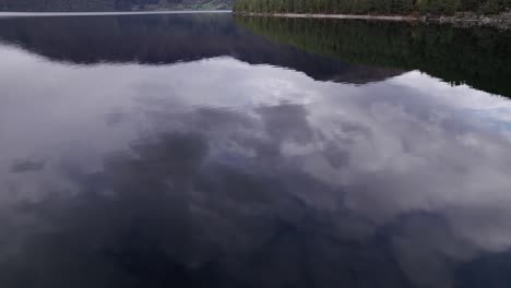 un video aereo del reflejo de la montaña