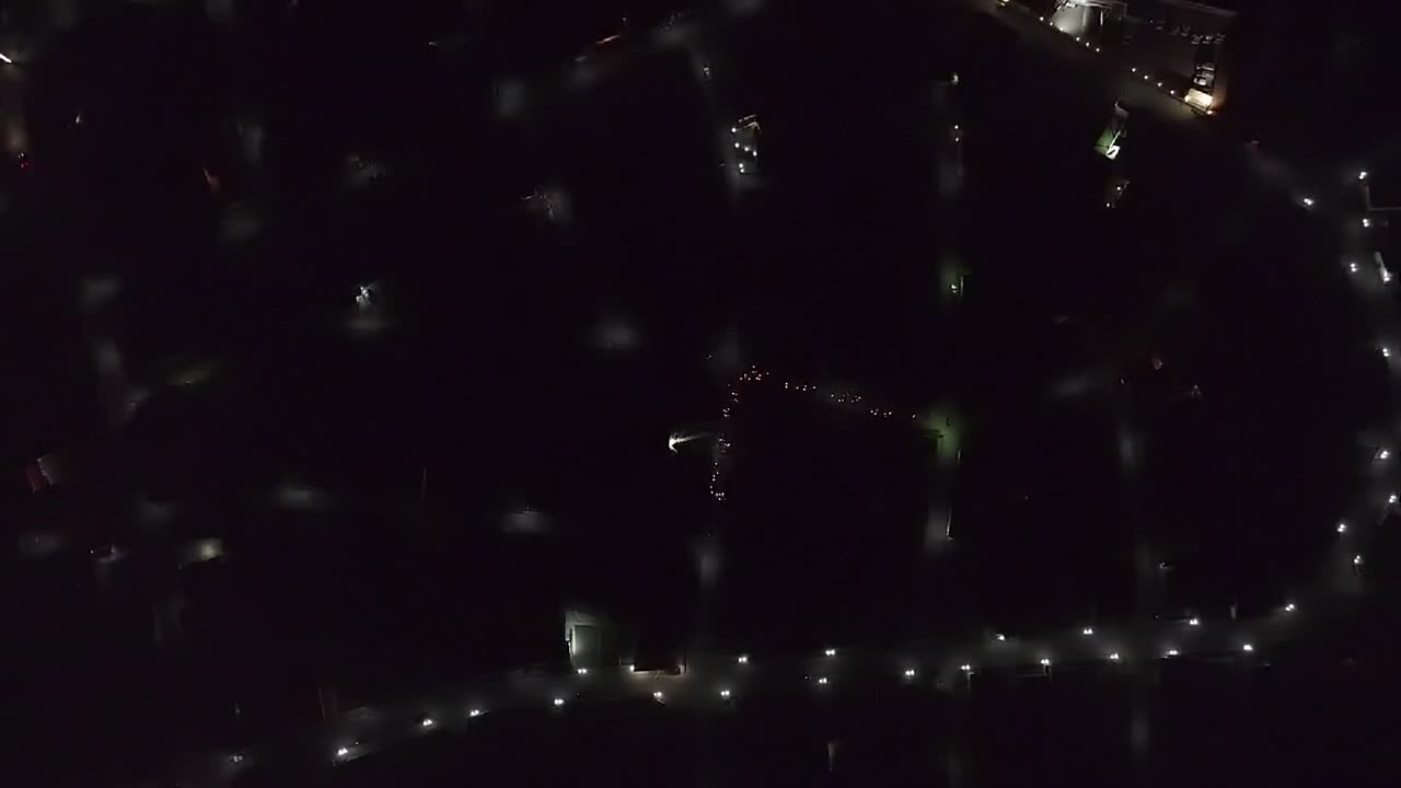 그리스 마케도니아 지역에 위치한 한 마을의 거리를 촛불에 불을 붙인 채 비문과 함께 걷는 수백 명의 신자