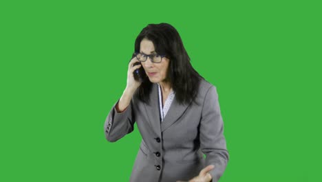 una mujer de negocios madura enojada grita mientras habla por su teléfono celular
