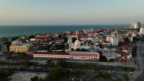 vista aérea sobre el paisaje urbano del distrito centro, puesta de sol en cartagena, colombia