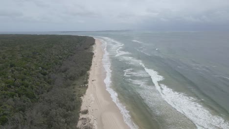 vastas aguas y bosques profundos de la isla de stradbroke del norte dentro de la bahía de moreton, en queensland, australia