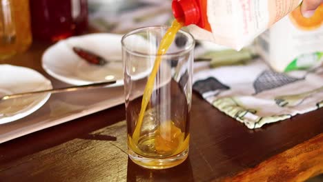 vertiendo jugo de naranja en un vaso