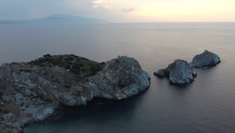 Kastro-Strand-Von-Oben,-Felsen-Mitten-Im-Meer