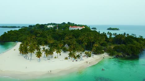 archipiélago en el mar caribe con un resort de lujo en una isla perfecta