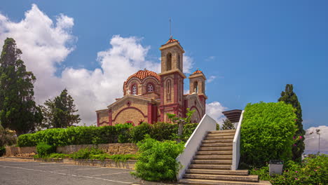 Zeitraffer-Der-St.-Georgs-Kapelle-Auf-Der-Insel-Zypern-Im-Mittelmeer-Mit-Blauem-Himmel-Und-Darüber-Ziehenden-Wolken