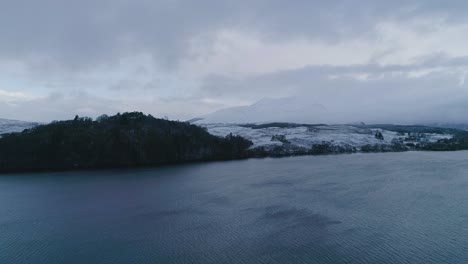 toma aérea de un ben cruachan cubierto de nieve, una montaña en argyll y bute, escocia
