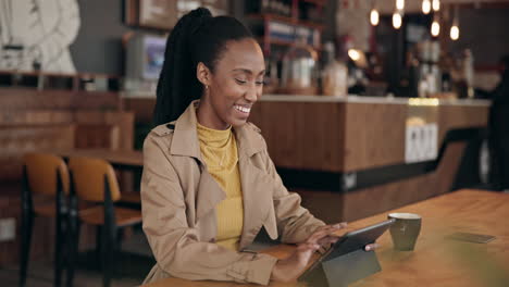 feliz, cafetería y mujer negra con una tableta