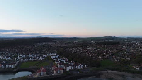 Dalgety-Bay,-Meeresseite,-Abendluftaufnahme