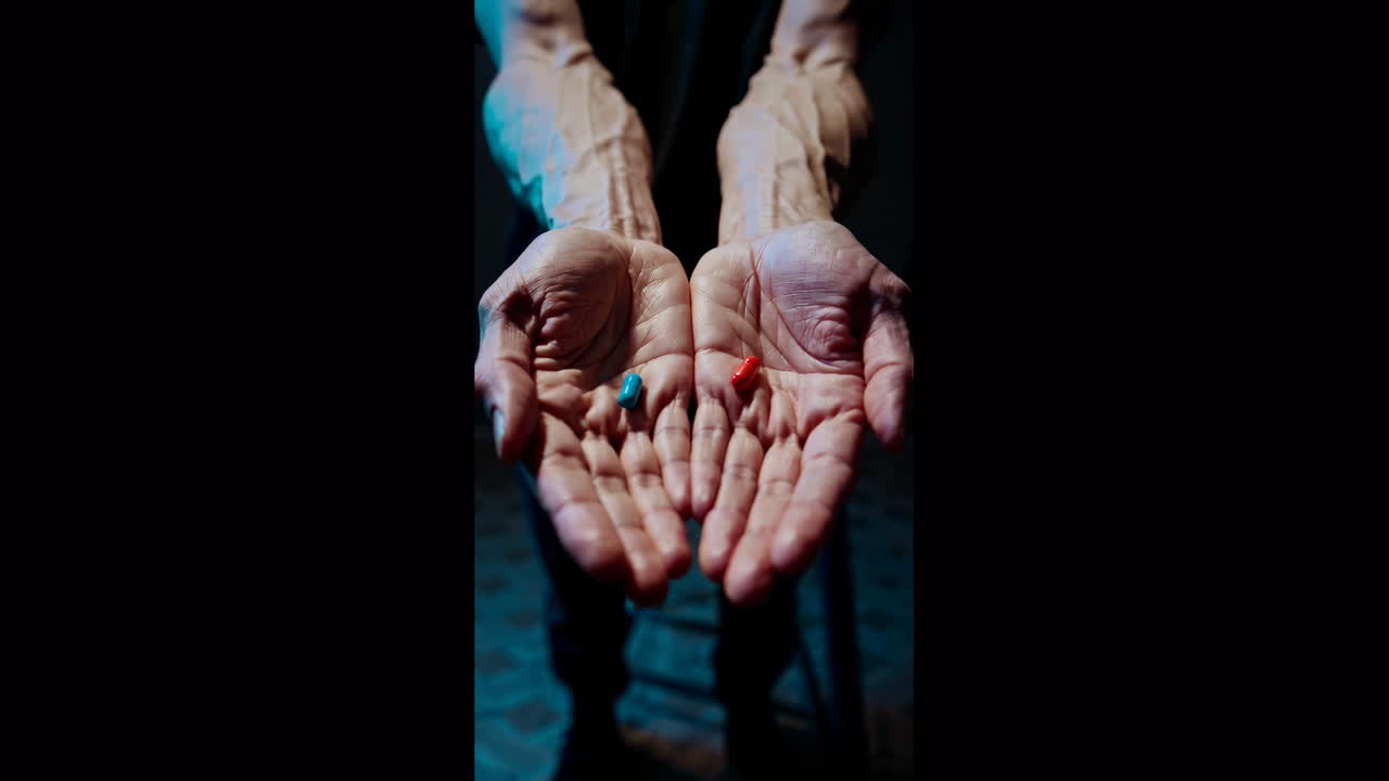 manos con pastillas rojas y azules