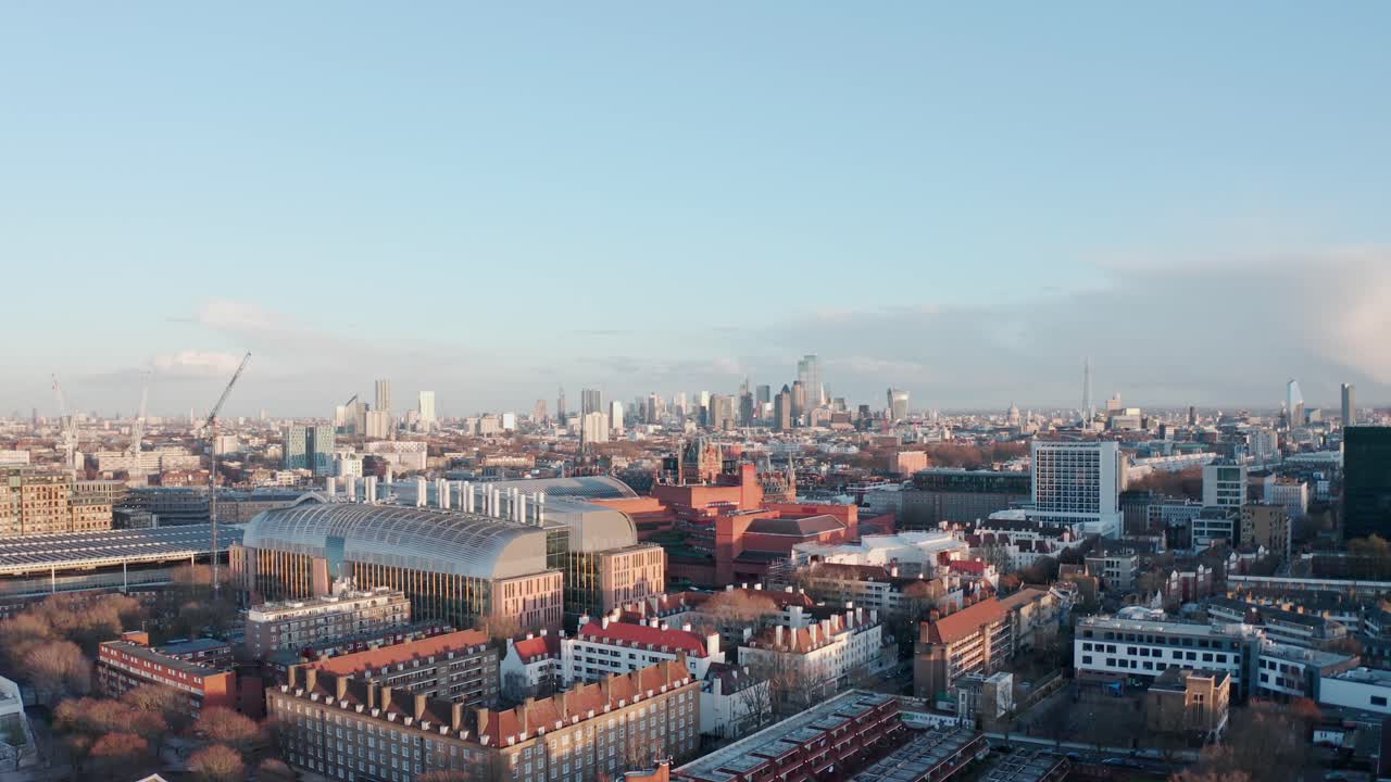 런던 북부의 세인트 판크라스 기차역을 향해 돌리 포워드 드론 샷