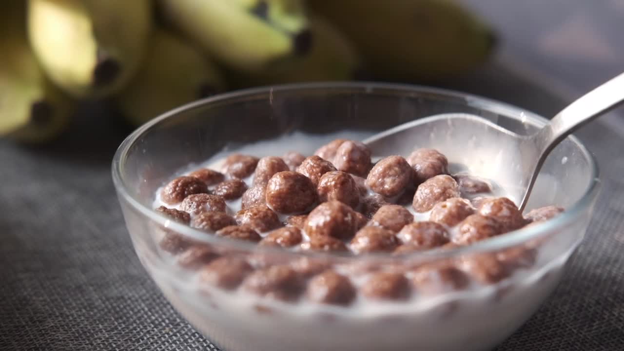 우유와 바나나와 함께 초콜릿 시리얼