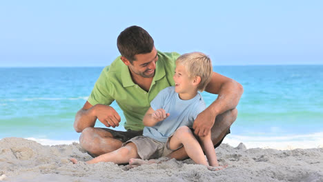 hombre jugando con su hijo