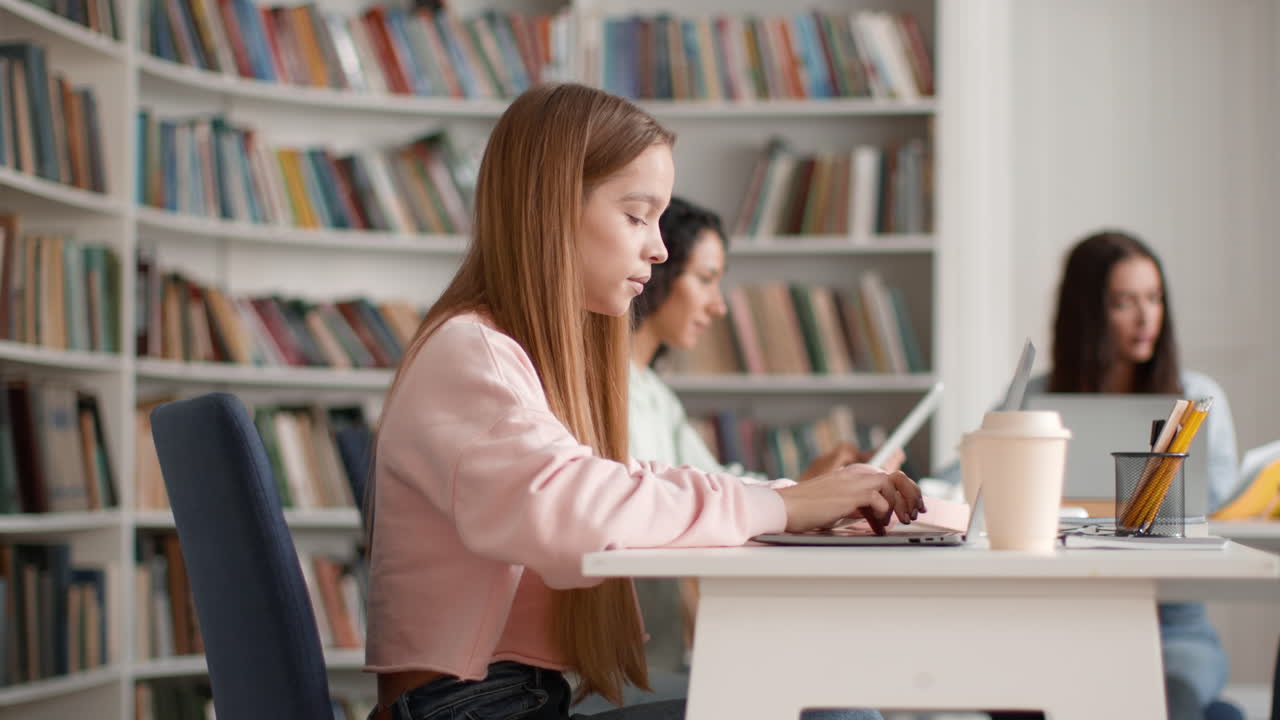 Studenter som studerer i et bibliotek