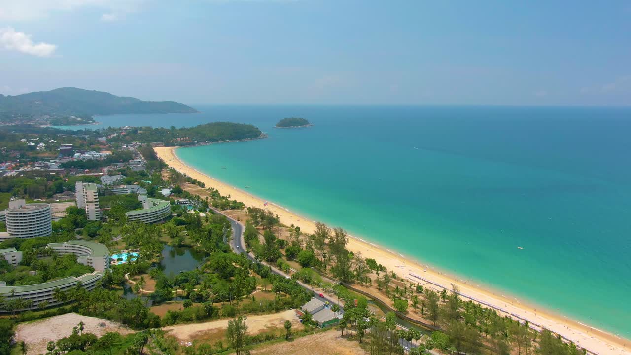 Vista Aérea de un Resort de Playa Tropical en Tailandia