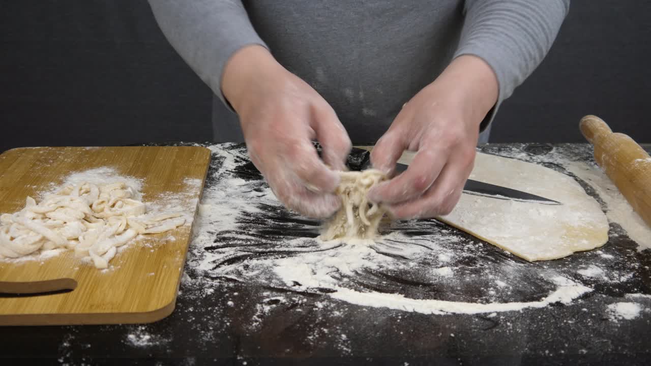 우리는 반죽에서 파스타를 잘라 냈습니다.