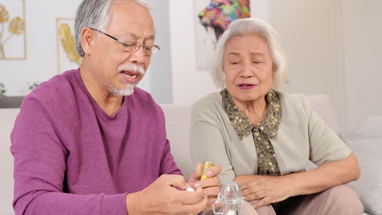 Ông bà chia sẻ khoảnh khắc quan tâm và hỗ trợ