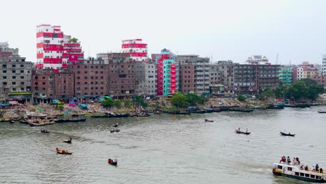 aéreo: barcos con pasajeros en el río buriganga en dhaka, bangladesh durante el día.