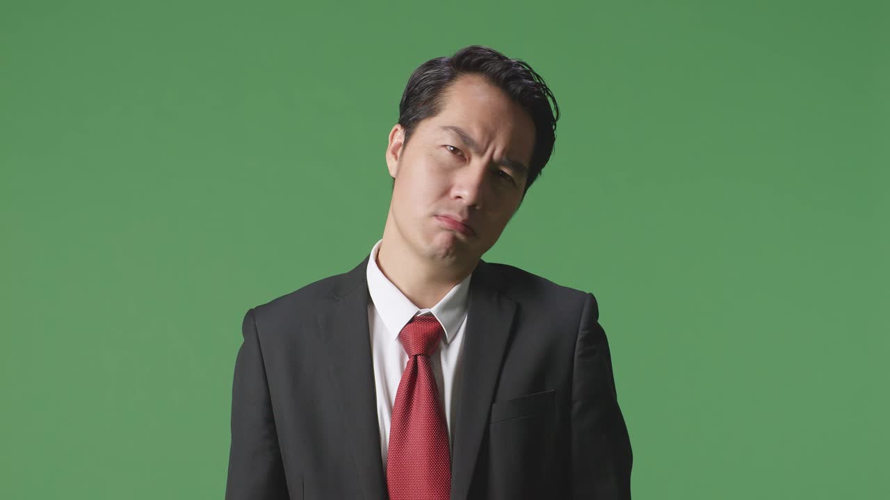 슈트를 입은 불만족한 사업가