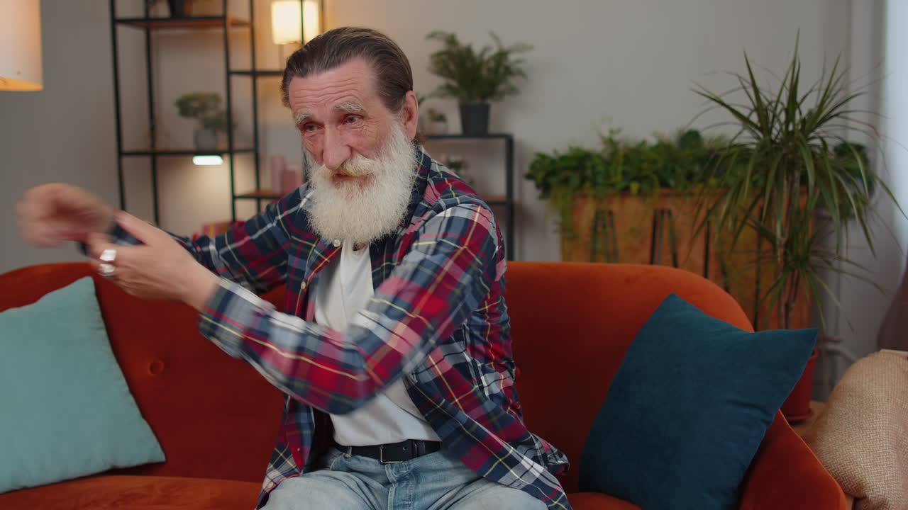 hombre rico feliz mostrando desperdicio o tirando dinero alrededor gesto de la mano, gran beneficio ganar la lotería, compartir