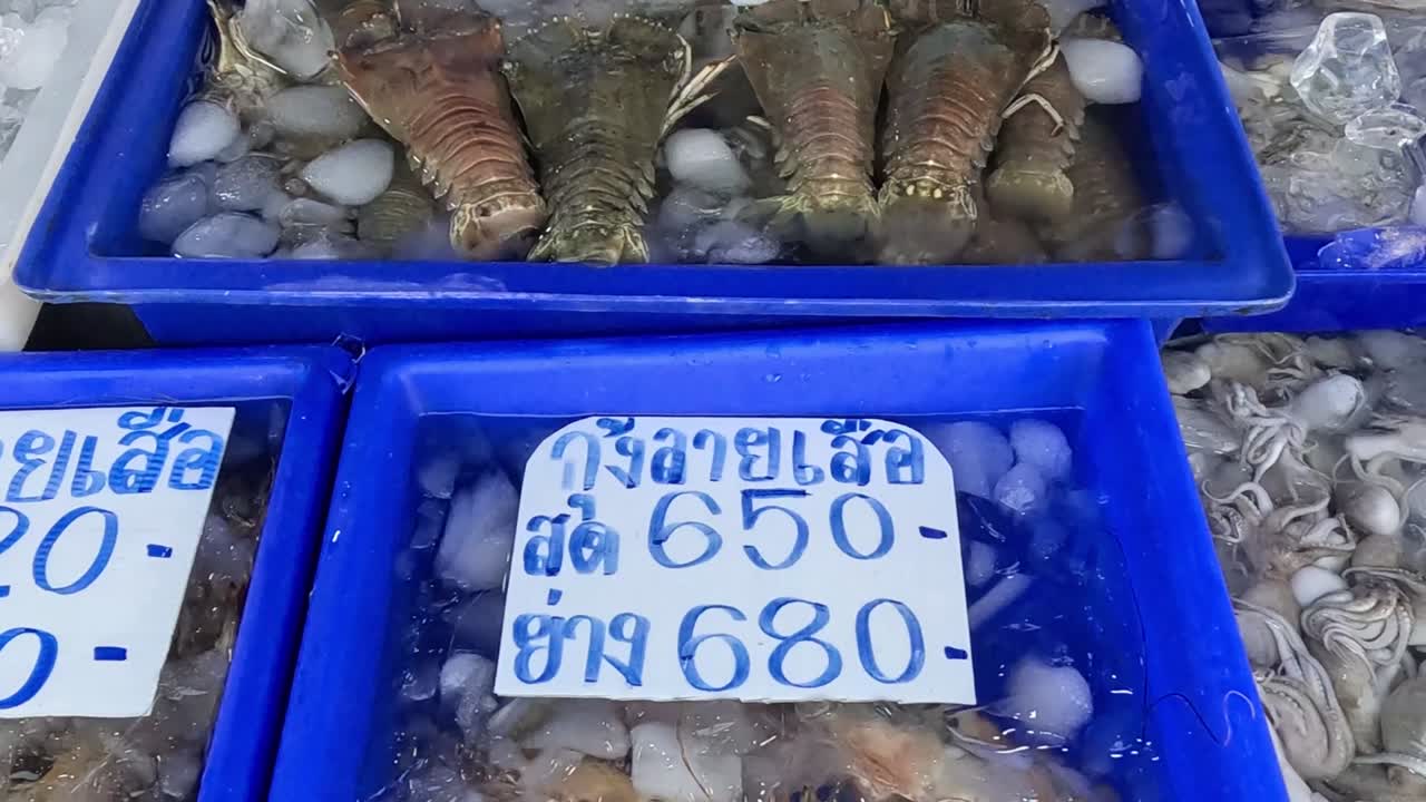 시장 에서 판매 하는 여러 가지 해산물